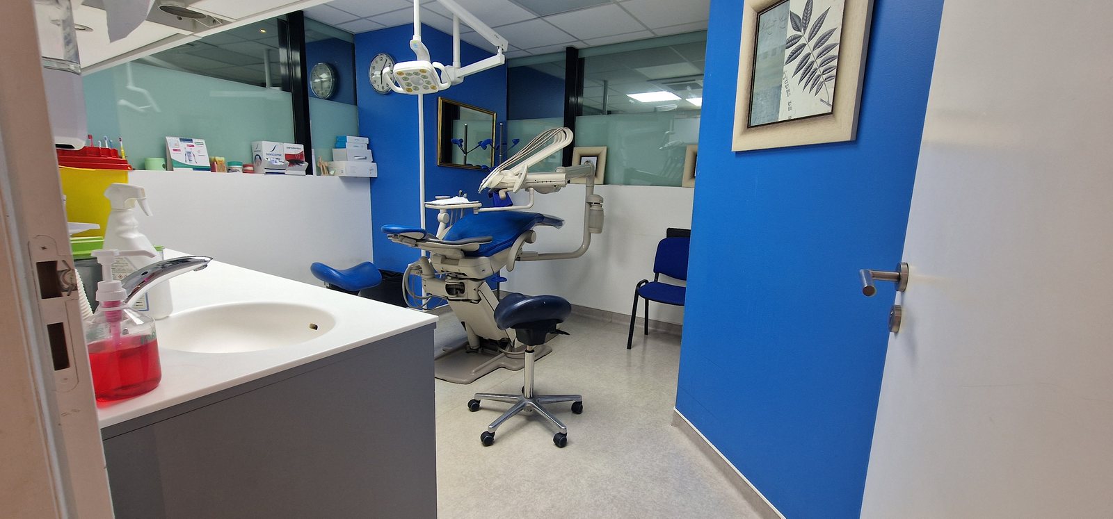 Salle de soins du cabinet du Dr Bouayad, fauteuil et équipement dentaire